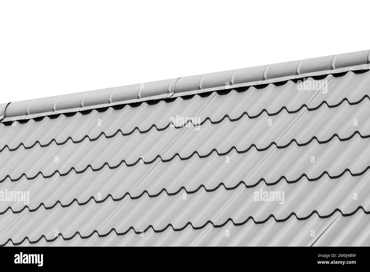 Tegole grigie del tetto di una casa o di un edificio sullo sfondo bianco isolato. Foto Stock