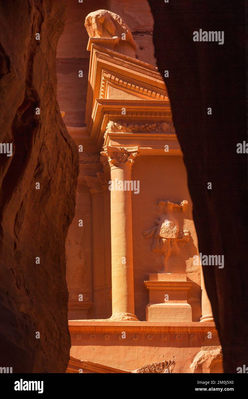 Petra, Jordan, vista delle mura di Siq e del Tesoro, al Khazneh, una delle nuove sette meraviglie del mondo Foto Stock