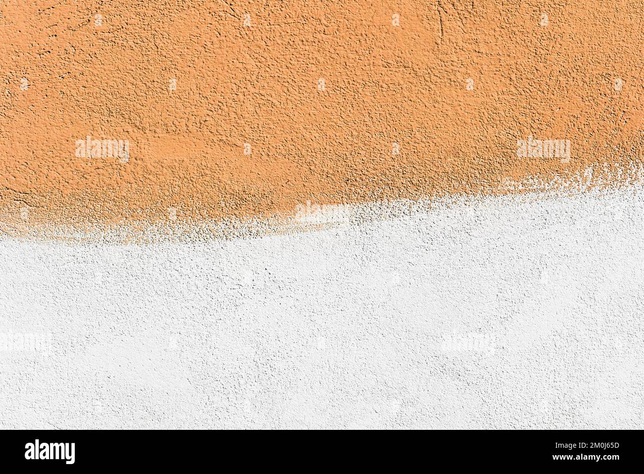 Parete due colori tono: Marrone e bianco vernice su cemento superficie disegno astratto texture sfondo. Foto Stock