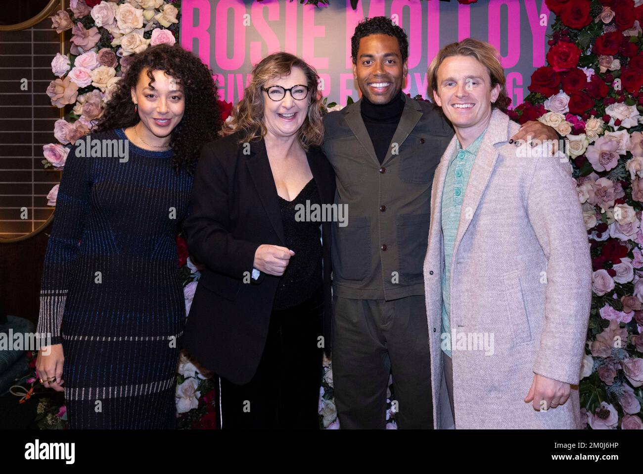 (Da sinistra a destra) Adelle Leonce, Pauline McLynn, Oliver Wellington e Lewis Reeves arrivano alla prima proiezione di Rosie Molloy Gives Up Everything, presso l'Everyman Borough Yards di Londra. Data immagine: Martedì 6 dicembre 2022. Foto Stock