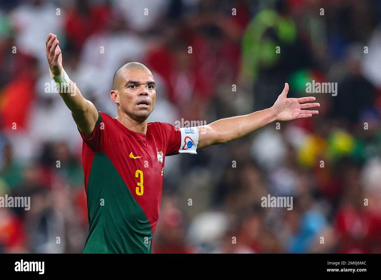 Lusail, Qatar. 06th Dec, 2022. Calcio, Coppa del mondo 2022 in Qatar, Portogallo - Svizzera, Round of 16, al Lusail Stadium, Portugal's Pepe Gestures. Credit: Tom Weller/dpa/Alamy Live News Foto Stock