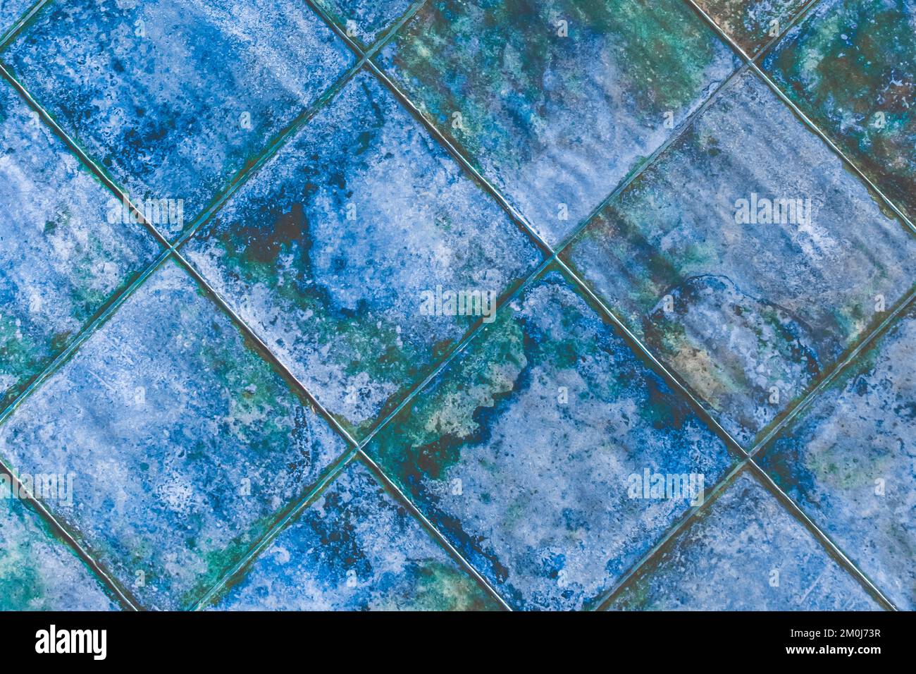 Piastrelle quadrate in ceramica diagonale blu con motivo astratto, sfondo a tessitura a mosaico. Foto Stock