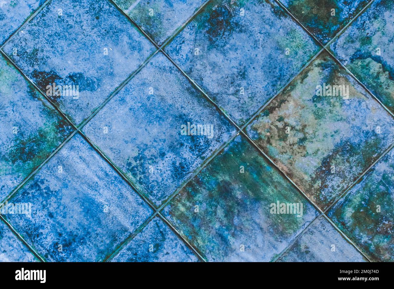 Piastrelle quadrate in ceramica diagonale blu con motivo astratto, sfondo a tessitura a mosaico. Foto Stock