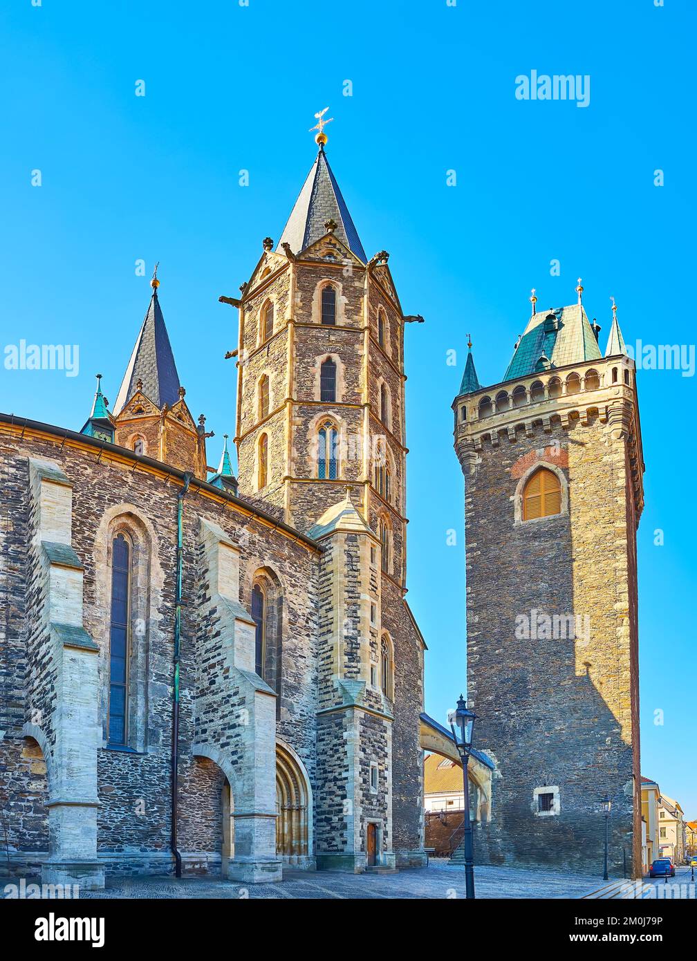 Torri campanarie storiche della chiesa gotica di San Bartolomeo in via Brandlova, Kolin, Repubblica Ceca Foto Stock