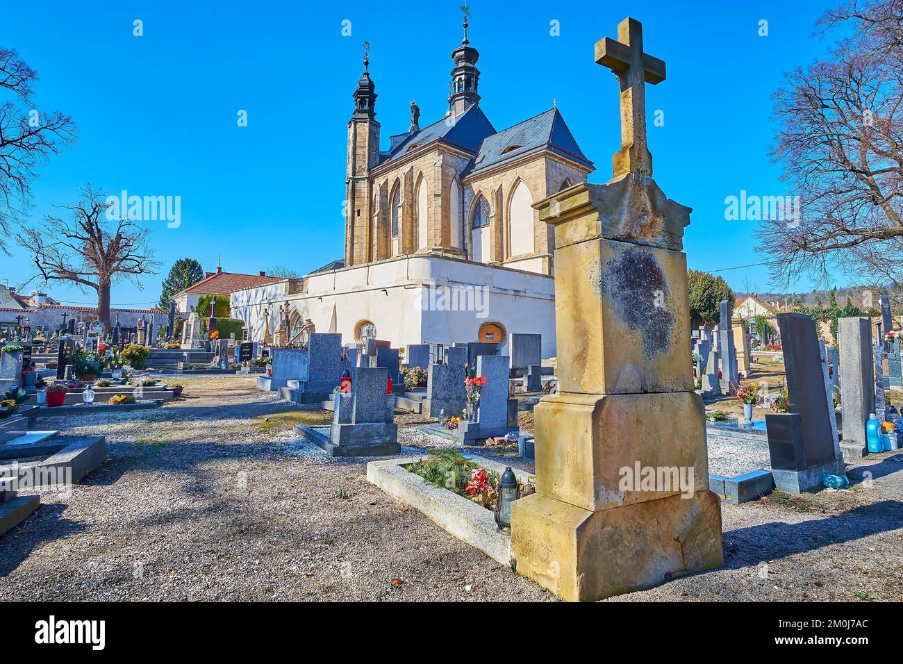 La croce in pietra vintage sul cimitero di fronte alla vecchia cappella di Sedlec Ossuary, Kutna Hora, Repubblica Ceca Foto Stock
