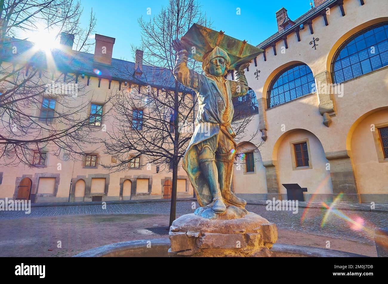 Il cortile soleggiato dello storico palazzo della Corte Italiana con una fontana, decorata con la statua di bronzo del minatore, Kutna Hora, Repubblica Ceca Foto Stock
