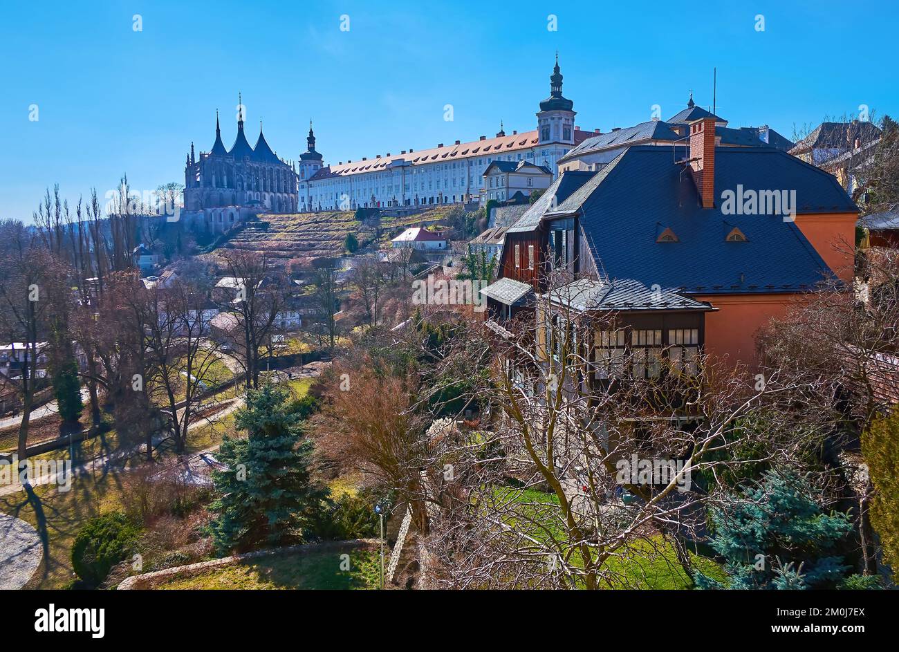 I verdi giardini Breuer ai piedi della collina, sormontato da edifici della Cattedrale di Santa Barbara e della Galleria Boemia Centrale, Kutna Hora, Repubblica Ceca Foto Stock