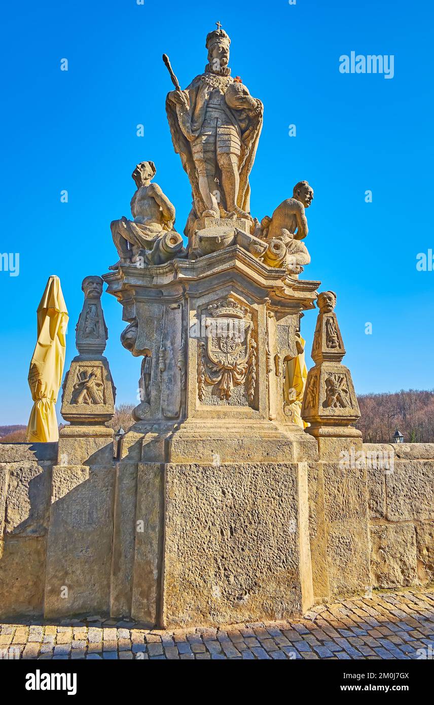 La statua in pietra scolpita di San Ferdinando III di Castiglia in via Barborska, Kutna Hora, Repubblica Ceca Foto Stock
