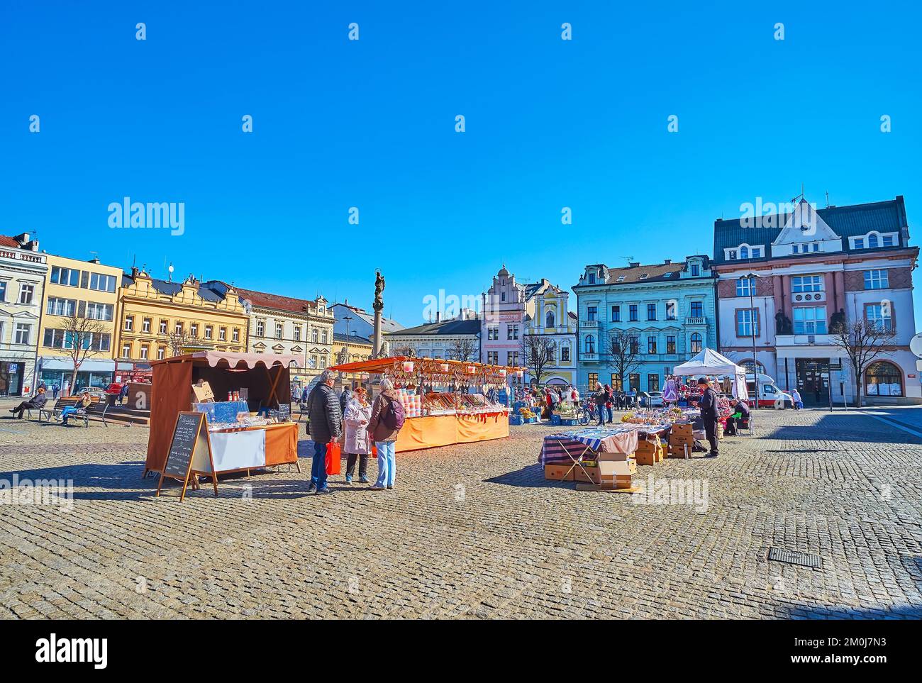 KOLIN, REPUBBLICA CECA - 9 MARZO 2022: Il piccolo mercato si trova in piazza Karlovo, nel centro storico, il 9 marzo a Kolin Foto Stock