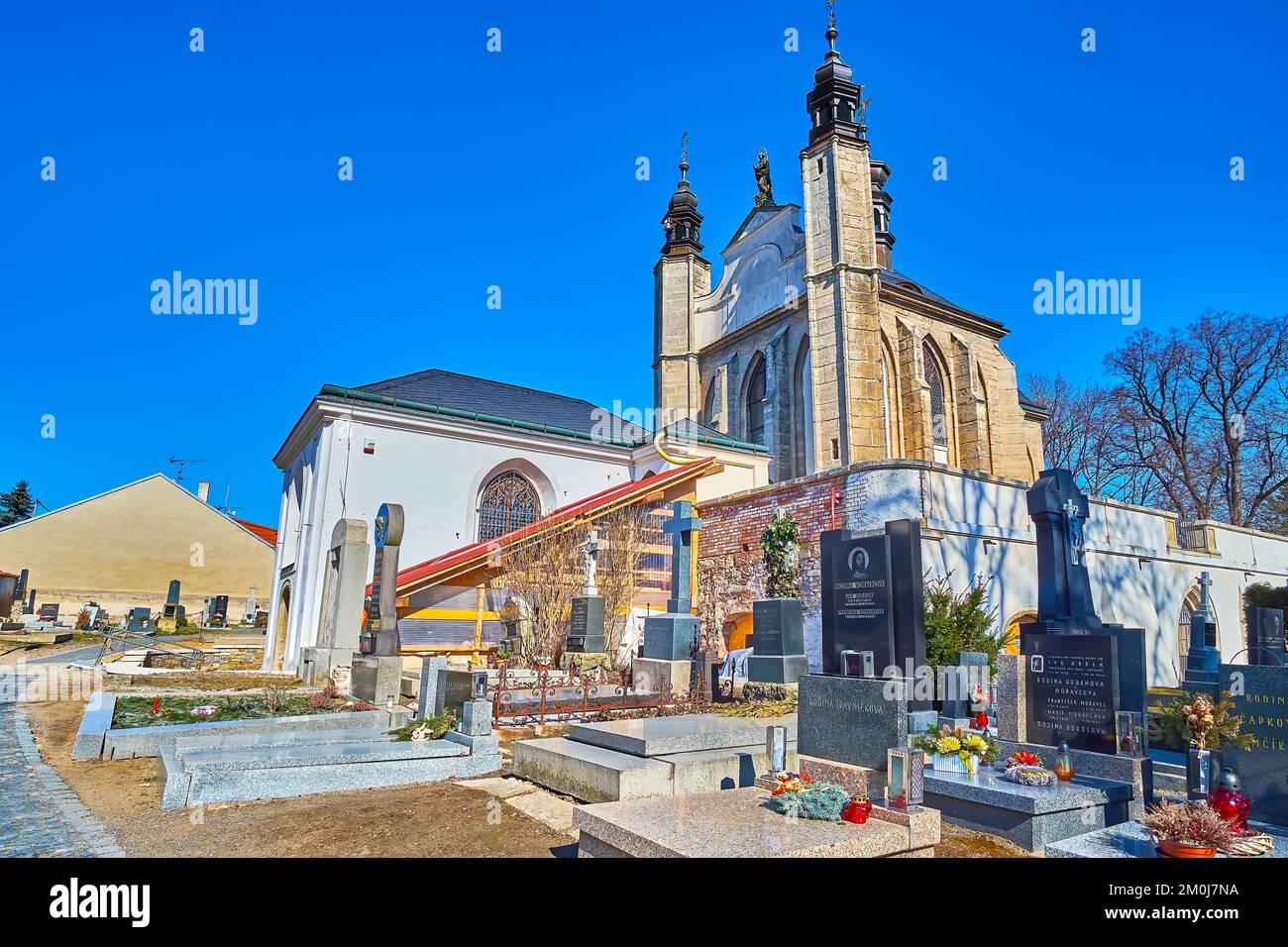 KUTNA HORA, REPUBBLICA CECA - 9 MARZO 2022: Le tombe nella cappella dell'Ossario di Sedlec, il 9 marzo a Kutna Hora Foto Stock