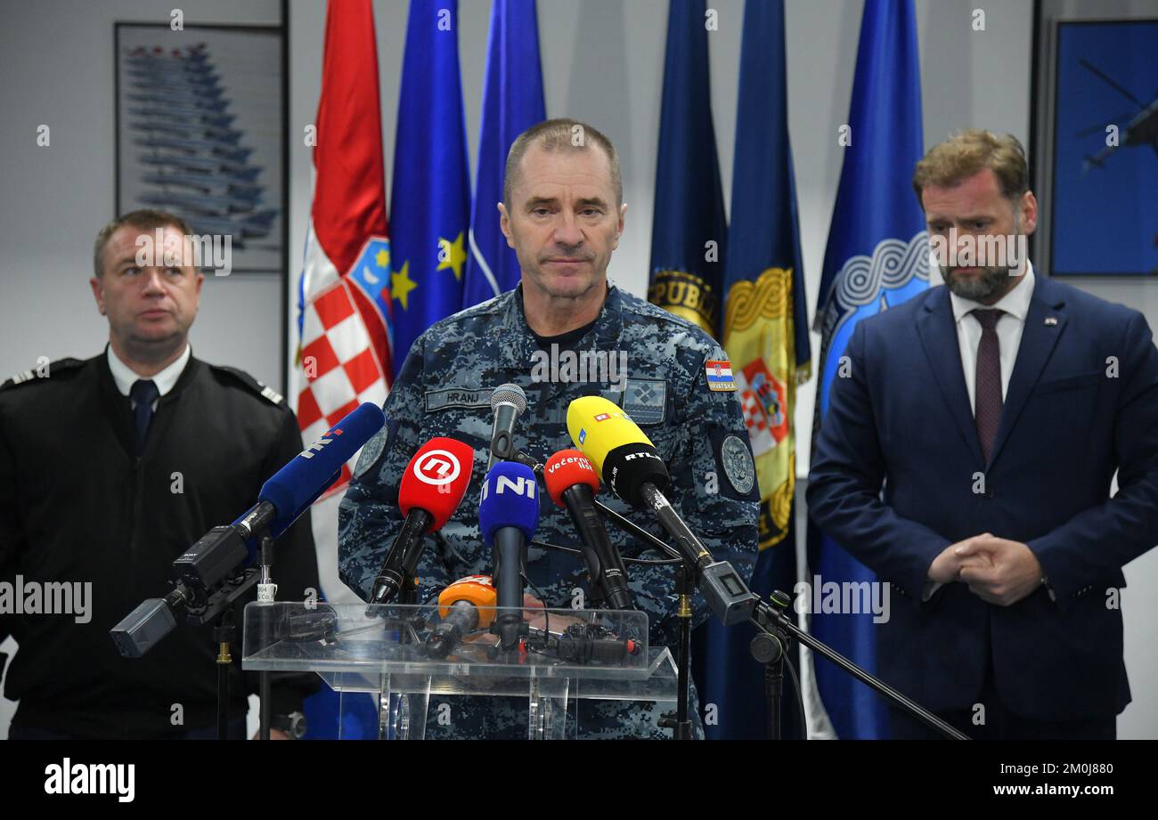 L'Ammiraglio Robert Hranj, Capo dello Stato maggiore della Repubblica di Croazia, parla ai media della caserma 'Pk Marko Živković' dell'aeroporto di Pleso in occasione del crollo dell'aereo HRZ MIG-21, i nZagreb, Croazia, il 6 dicembre 2022. Un aereo MIG-21 a due posti si è schiantato durante una trivella militare il martedì in una zona disabitata della foresta di Slatina nel nord-est della Croazia, ma entrambi i piloti sono stati salvati. Josip Regovic/PIXSELL Foto Stock