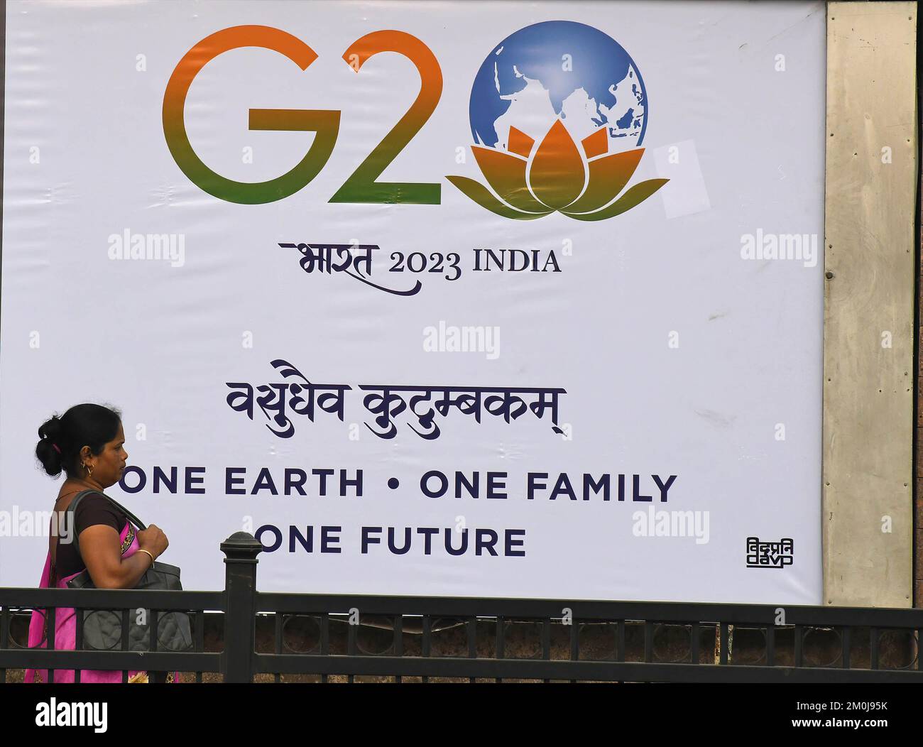 Una donna passa davanti a un logo G20 stampato su uno striscione a Mumbai. Il summit del G20 o il Gruppo dei venti summit offre l'opportunità di presentare l'India al mondo. Porterà grandi opportunità per il turismo e stimolerà l'economia locale. Il primo ministro Narendra modi ha cercato il sostegno dei leader dell'opposizione di tutti i partiti politici per renderlo un successo. Foto Stock