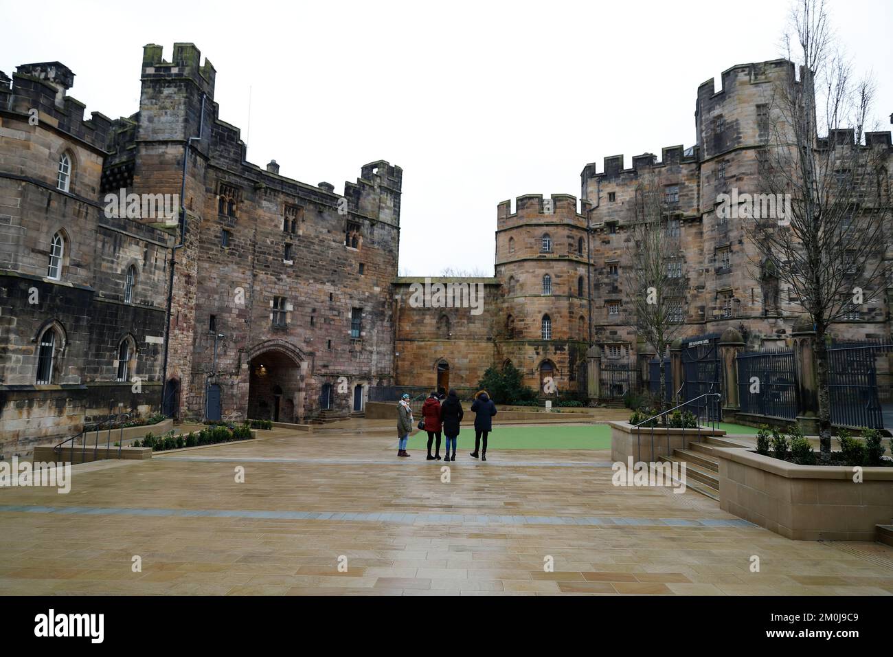 HMP Lancaster Castle nella città di Lancaster in una giornata di pioggia grigia Foto Stock