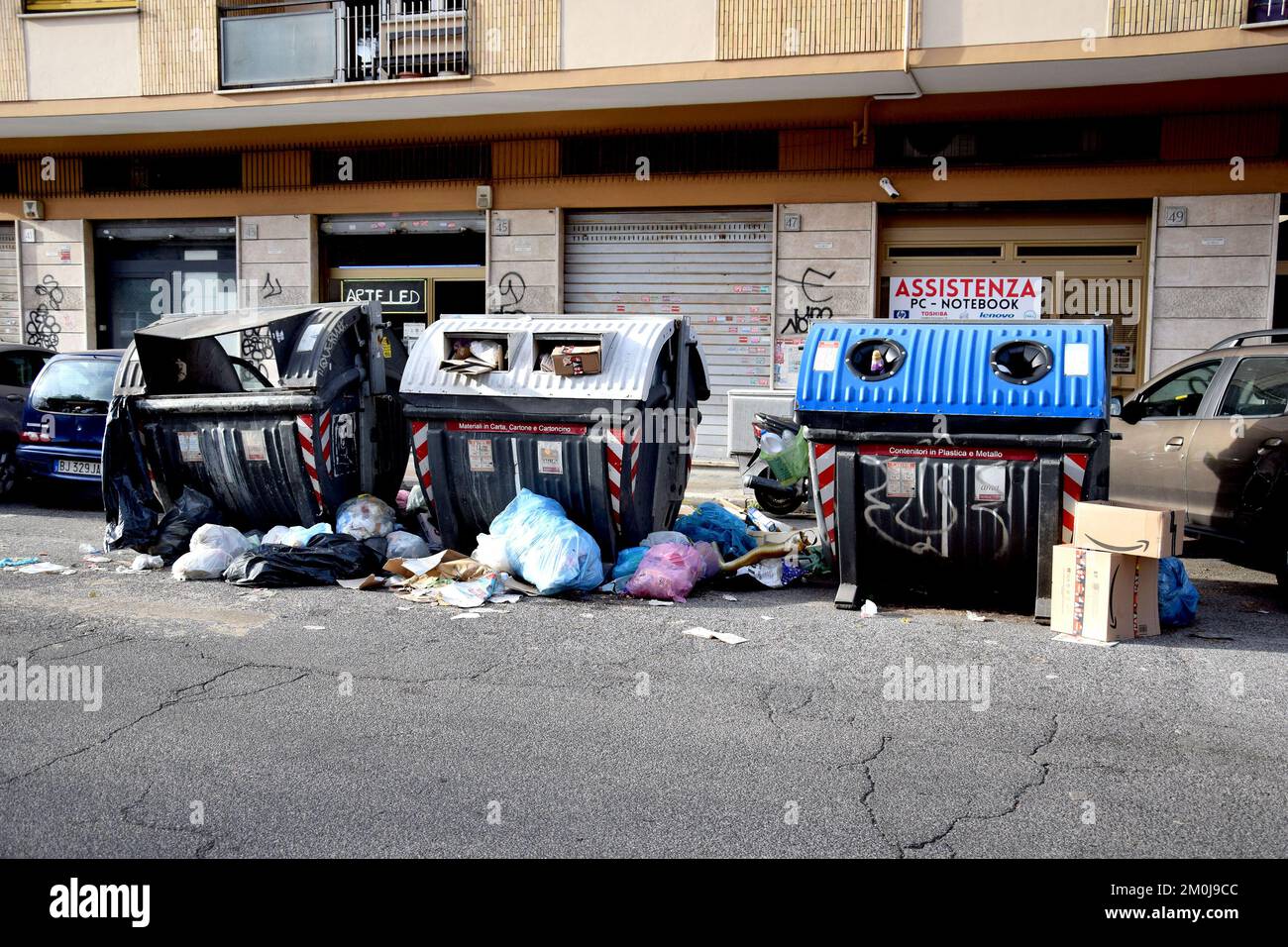 Roma, mondizia nelle strade del Pigneto Foto Stock