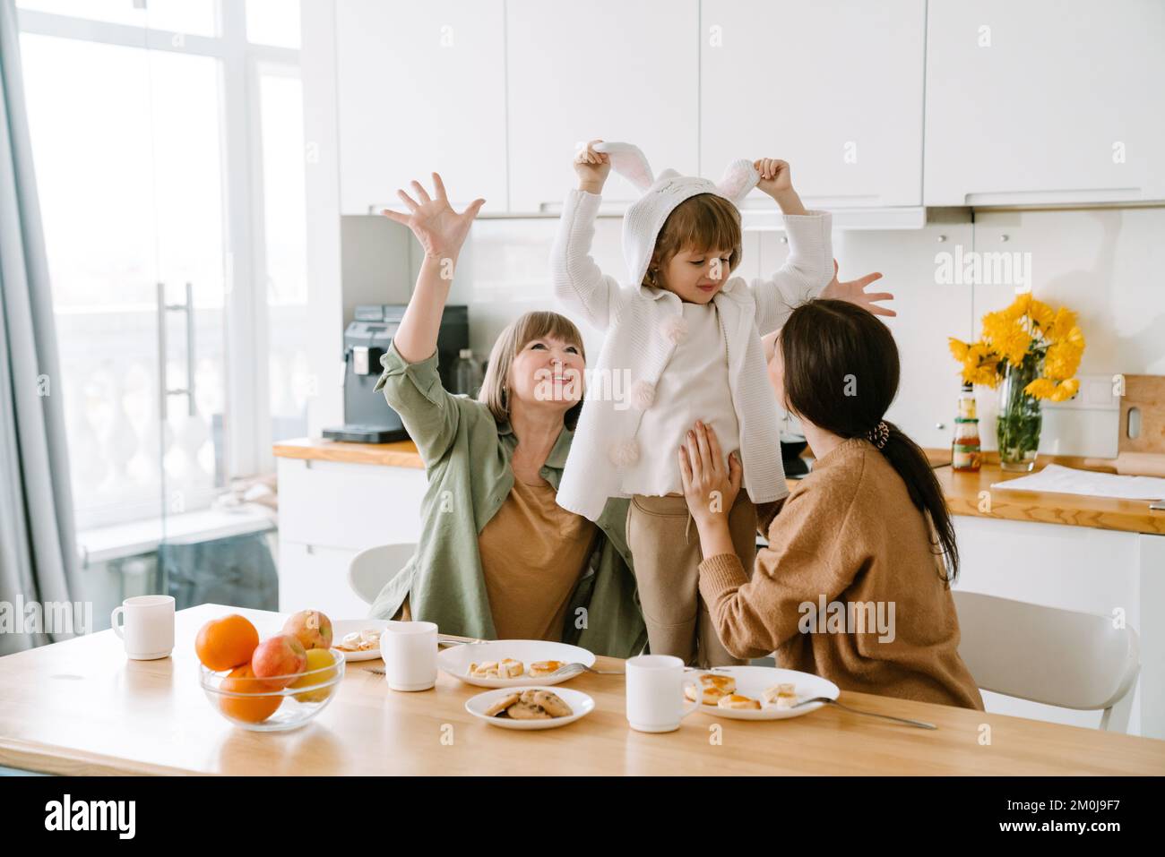 La famiglia bianca fa il divertimento che fa colazione insieme a casa Foto Stock