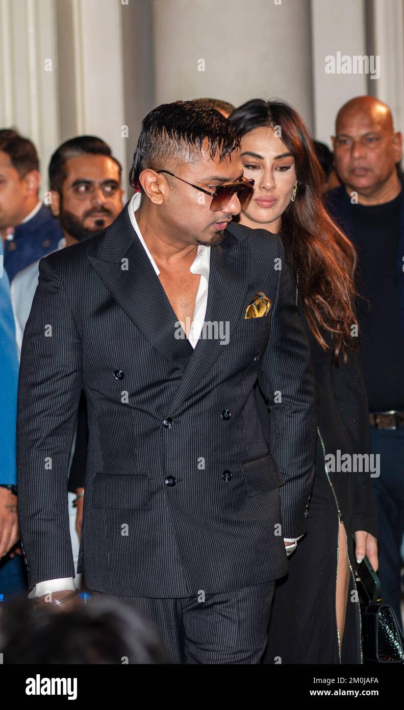 Nuova Delhi, India. 06th Dec, 2022. YO Yo Honey Singh un produttore musicale, rapper, cantante-cantautore arriva con la sua ragazza Tina Thadani durante Toddy App (Toddy App è vita notturna e Party App) lancio evento a Delhi. Credit: SOPA Images Limited/Alamy Live News Foto Stock