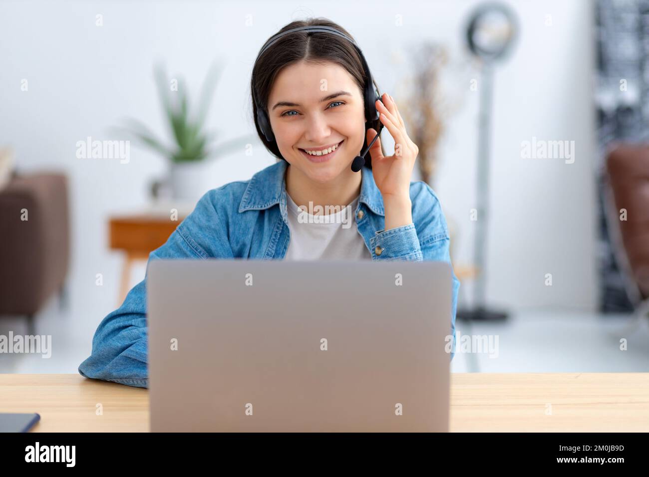 servizi di assistenza clienti per le donne in cuffia, consulenza online. Assistenza clienti per call center donna Foto Stock