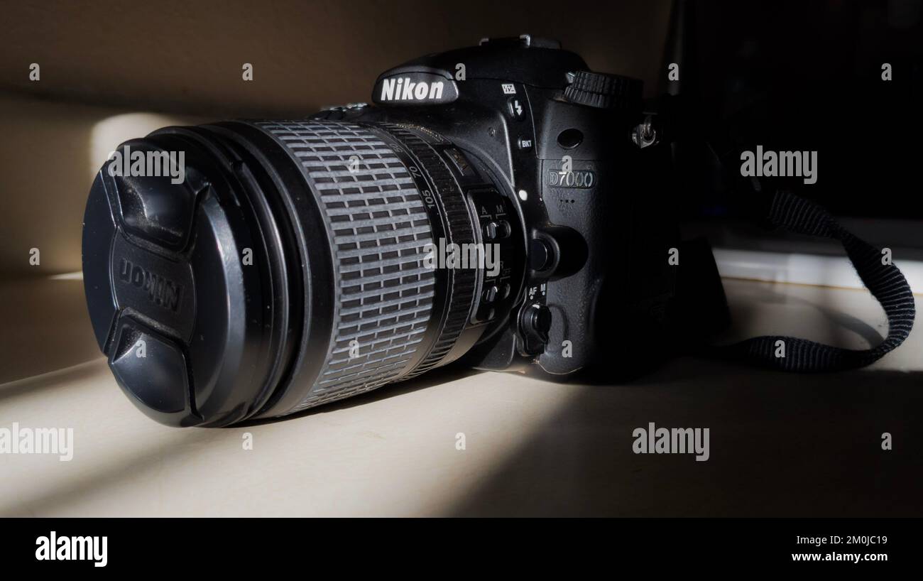 Un primo piano di una fotocamera digitale professionale Nikon D7000 su un tavolo Foto Stock