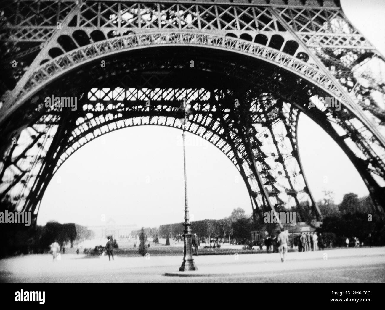 Una fotografia vintage in bianco e nero dei primi anni del 20th che mostra la base della Torre Eiffel a Parigi, Francia. Foto Stock