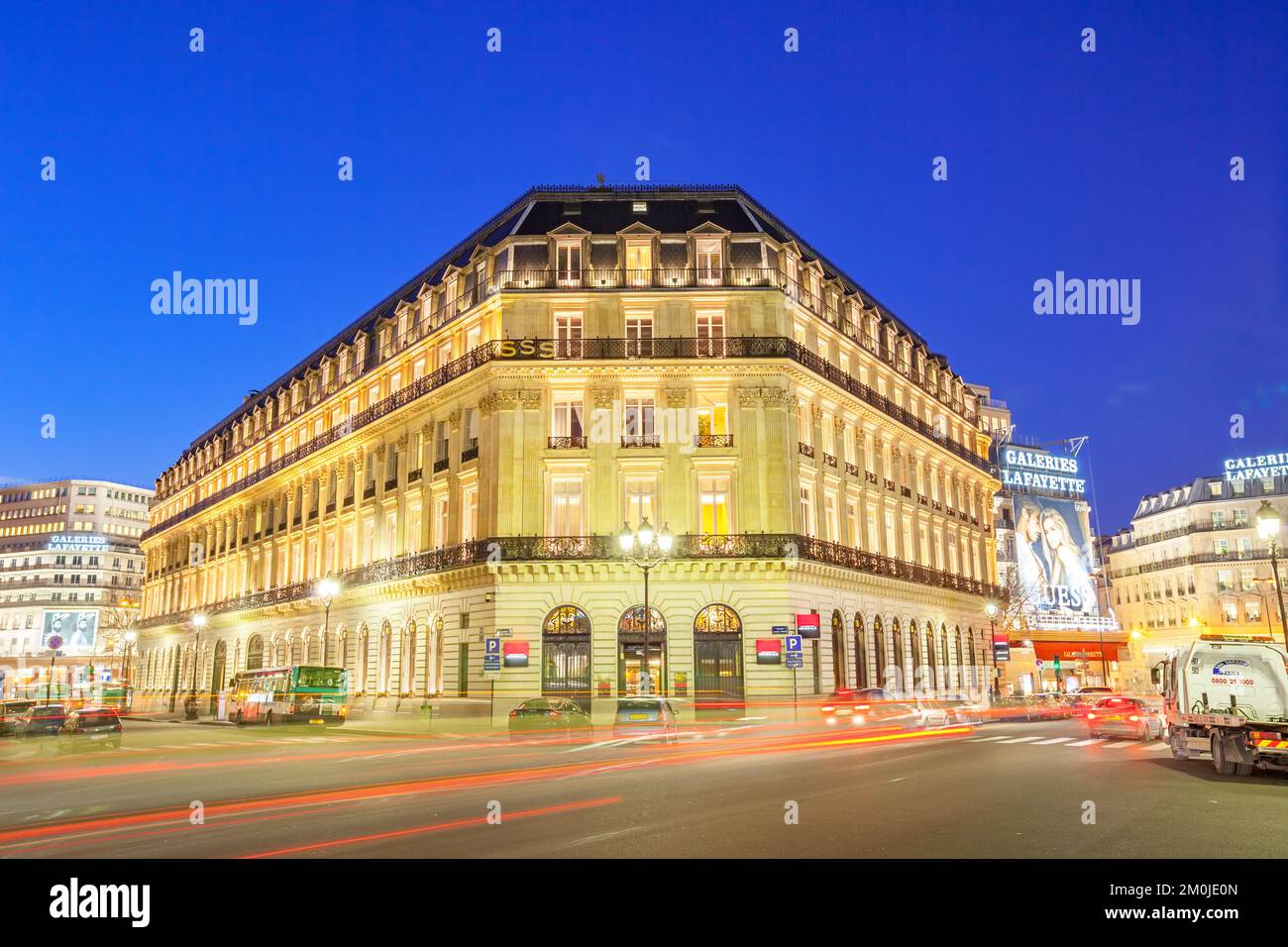 Architettura tipica nel centro di Parigi (9th ° arrondissement) Francia di notte. Foto Stock