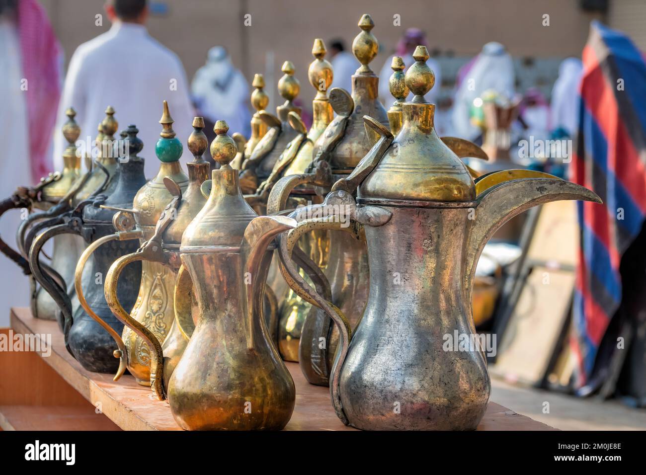 Antiche dalle, tradizionali cialde di caffè arabe, in un mercato a Riyadh, Arabia Saudita. Foto Stock