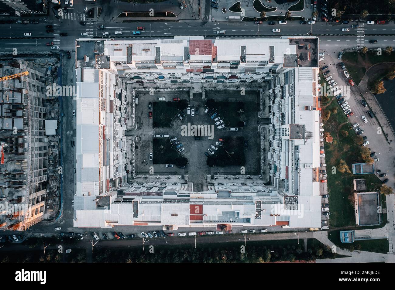 Casa o edificio moderno di forma quadrata con palazzo ben all'interno, vista dall'alto aerea dal drone. Foto Stock