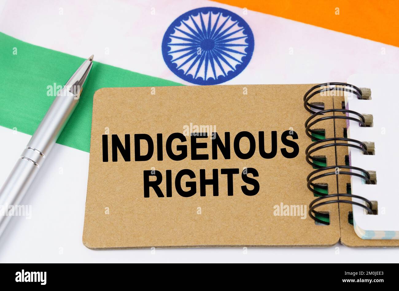 Concetto di diritto e giustizia. Sullo sfondo della bandiera indiana si trova un quaderno con l'iscrizione - DIRITTI INDIGENI Foto Stock