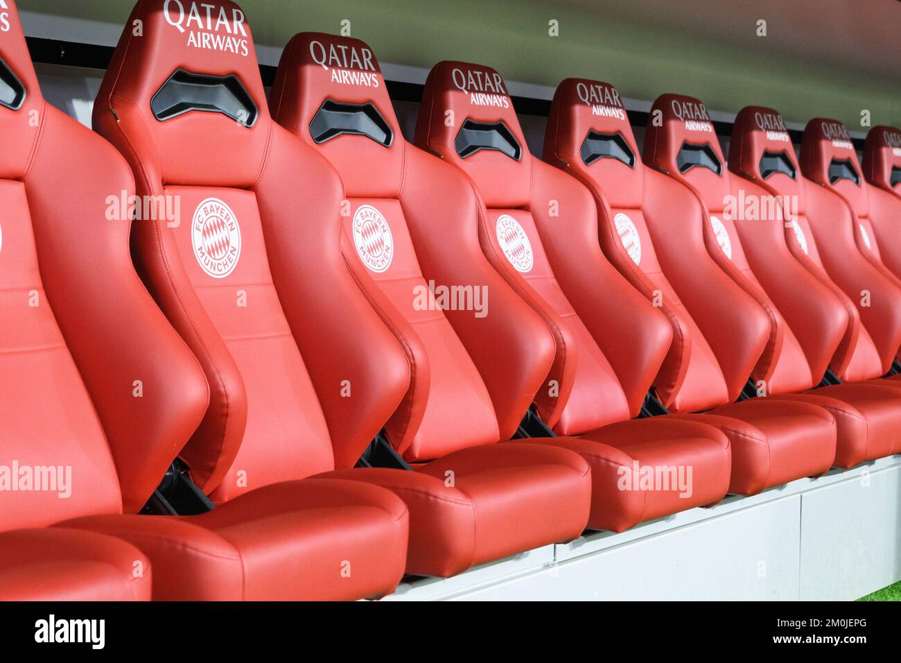 Monaco, Germania. 06th Dec, 2022. Monaco, Germania, 6th 2022 dicembre: Sedili a panca vuoti con il logo FC Bayern e Qatar Airways durante l'allenamento della UEFA Womens Champions League MD-1 all'Allianz Arena di Monaco. (Sven Beyrich/SPP) Credit: SPP Sport Press Photo. /Alamy Live News Foto Stock