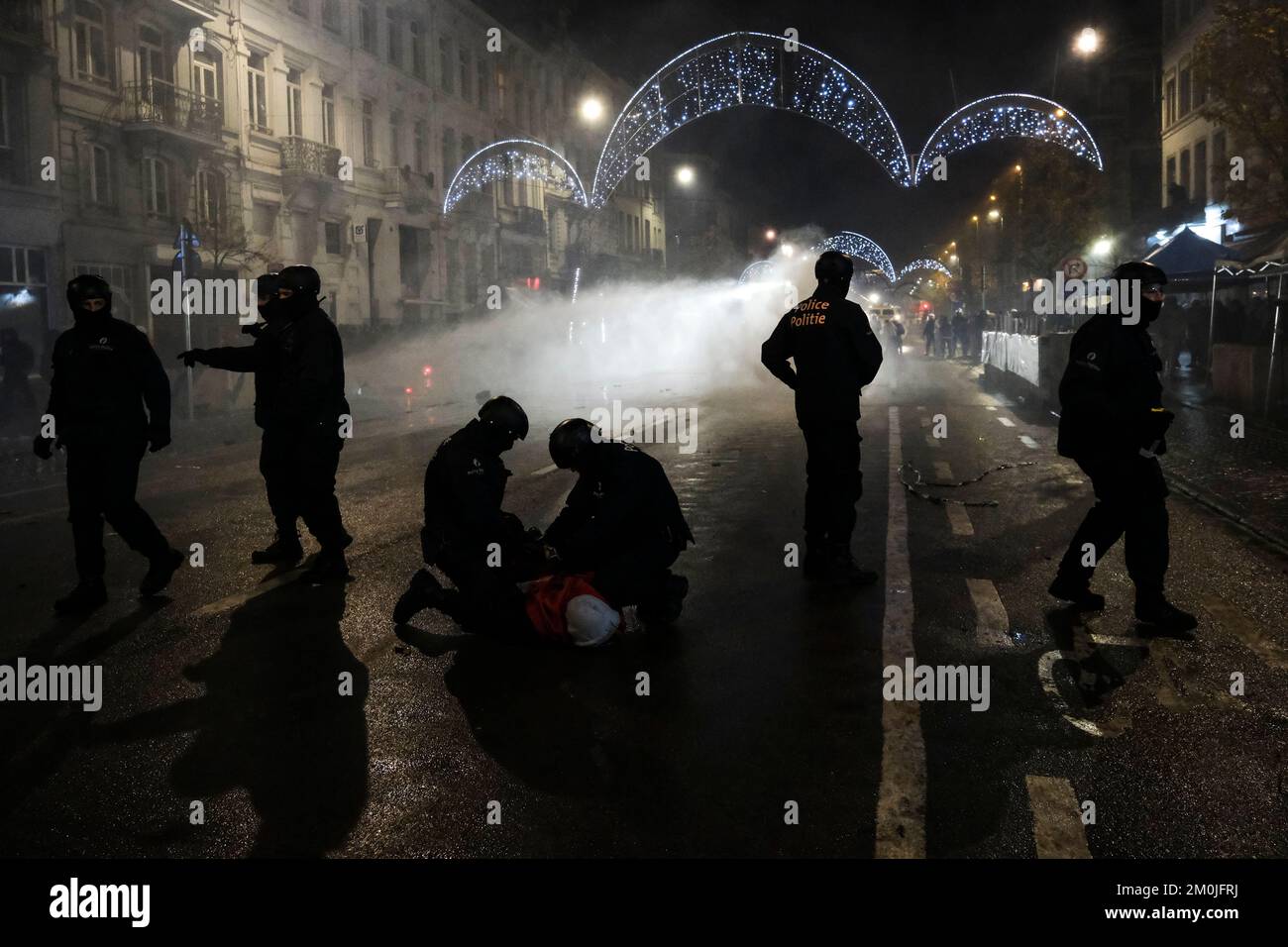 I manifestanti si sono scontrati con la polizia antisommossa dopo il Qatar. , . Credit: ALEXANDROS MICHAILIDIS/Alamy Live News Foto Stock