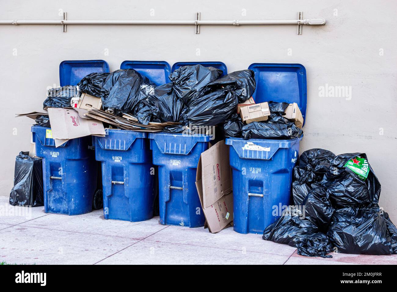 Miami Beach Florida, traboccante pieno pieno rifiuti contenitori cartone riciclaggio Foto Stock