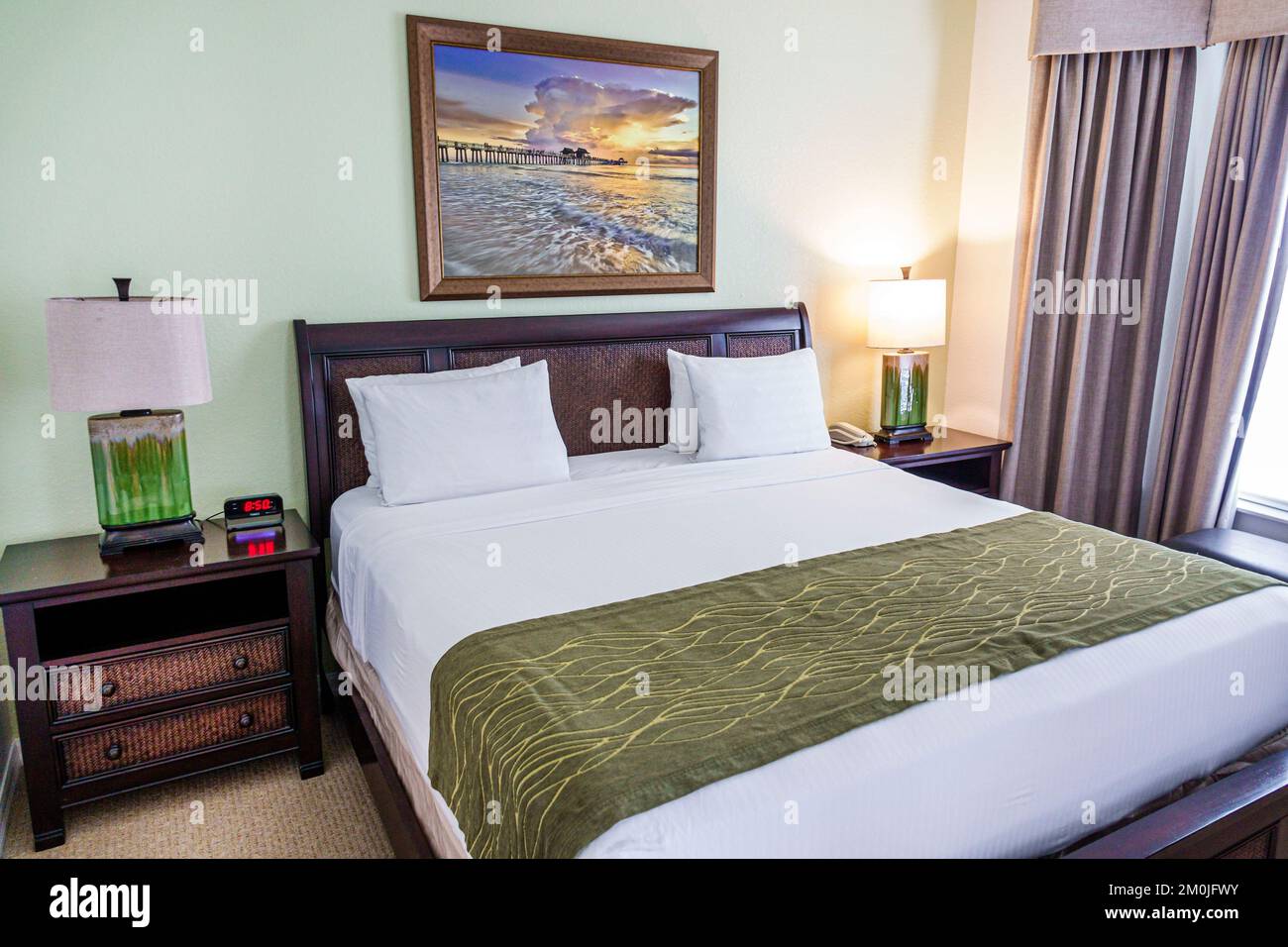 Naples Florida, Greenlinks Golf Villas at Lely Resort camera da letto principale letto king size, alloggi interni Foto Stock