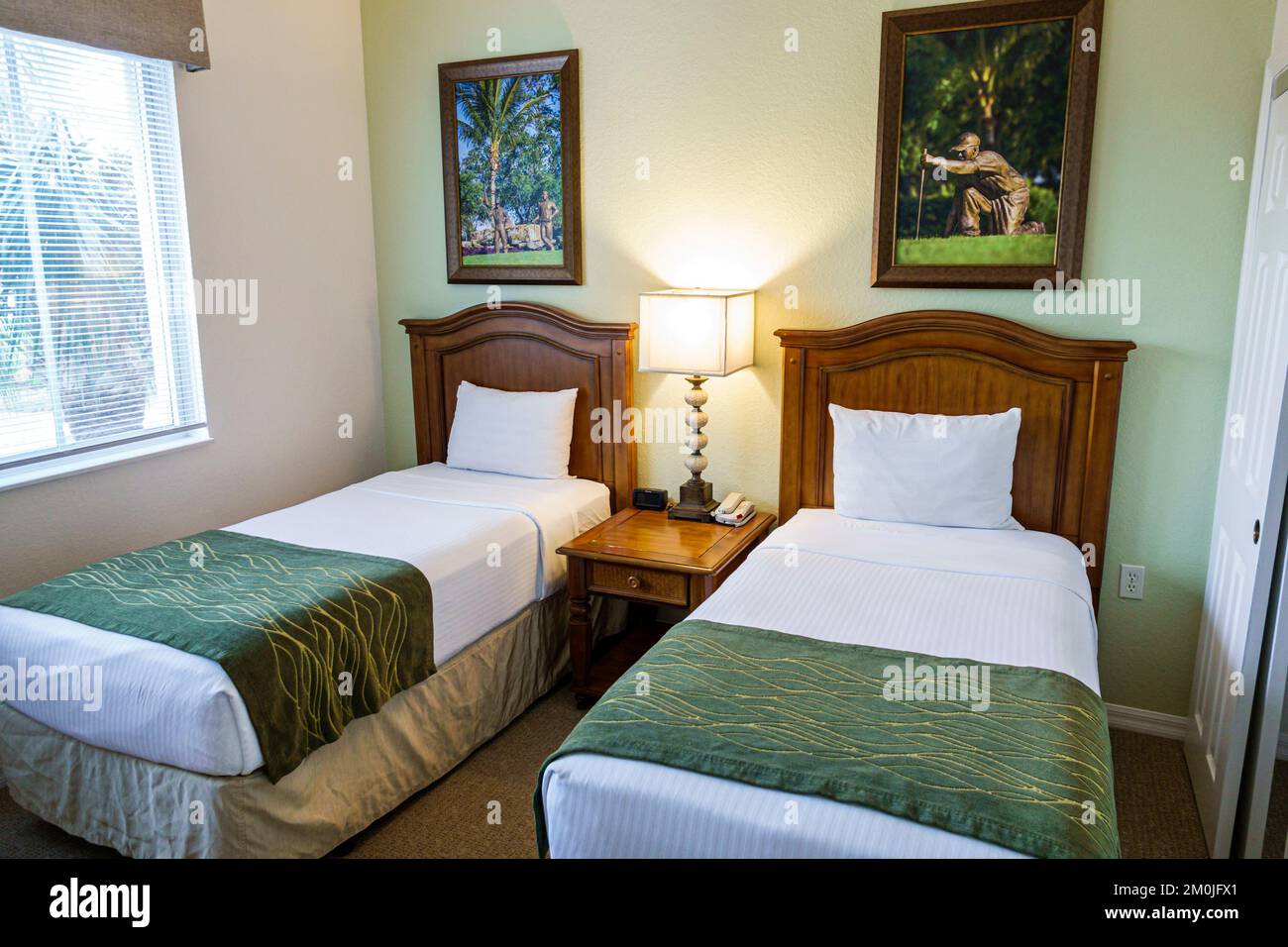 Naples Florida, Greenlinks Golf Villas at Lely Resort camera da letto letti singoli, interni alloggio Foto Stock