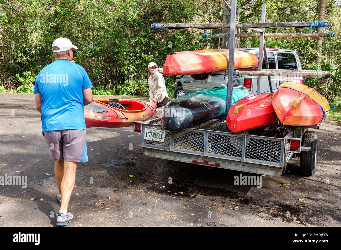 Everglades Miami Florida, Tamiami Trail US Route 41 strada parco kayak kayak carico, uomo uomo uomo maschio donna donna donna donna donna donna donna adulti donna Foto Stock