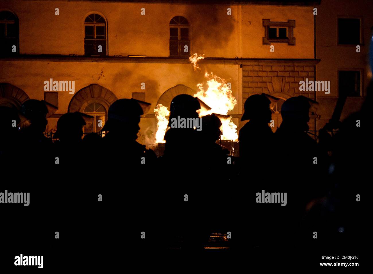 I manifestanti si sono scontrati con la polizia antisommossa dopo il Qatar. , . Credit: ALEXANDROS MICHAILIDIS/Alamy Live News Foto Stock