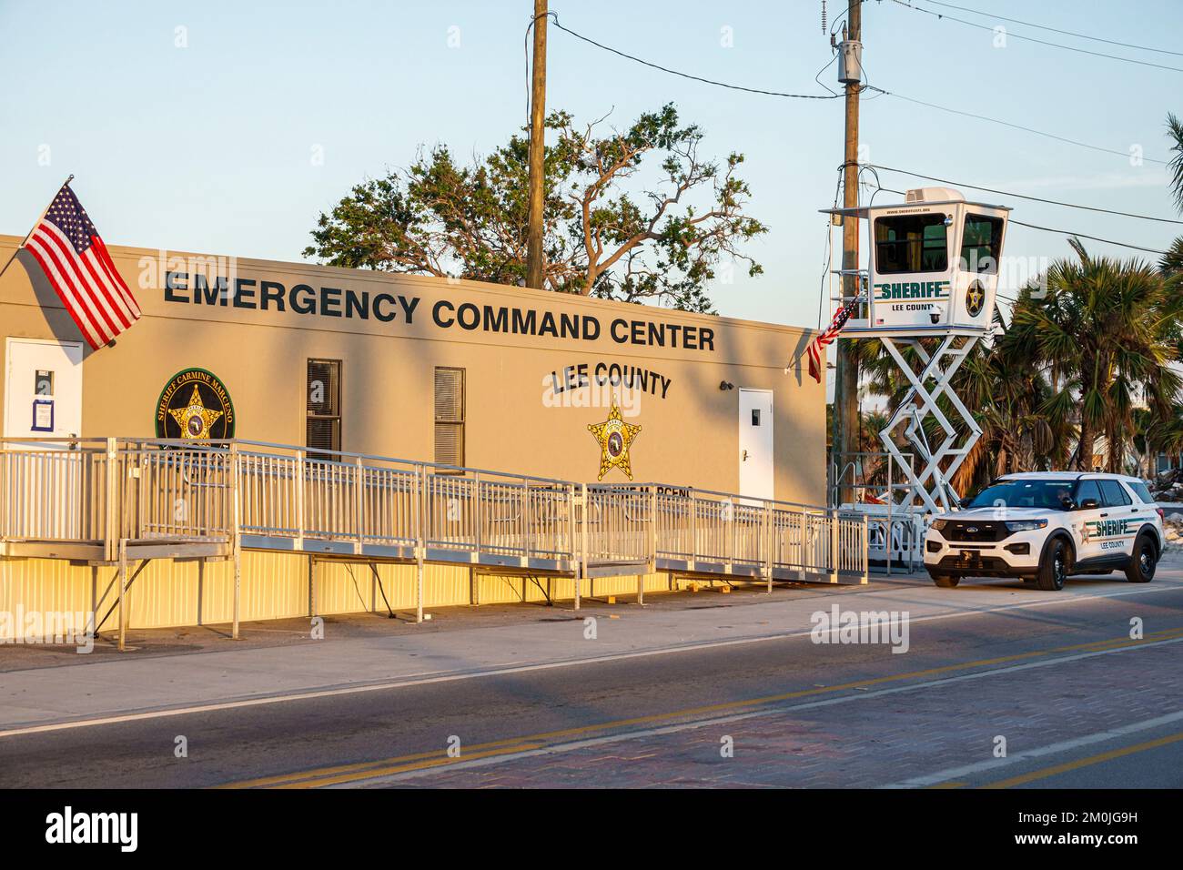 Fort ft. Myers Beach, Estero Boulevard, Hurricane Ian disaster recovery Lee County Emergency Command Center Center, edificio esterno con ingresso anteriore Foto Stock