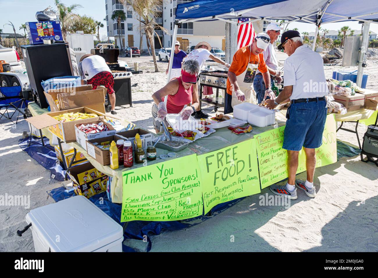 Bonita Beach Bonita Springs Florida, Little Hickory Island Hickory Boulevard, Hurricane Ian recupero cibo gratuito offerto primi soccorritori proprietari di casa, volun Foto Stock