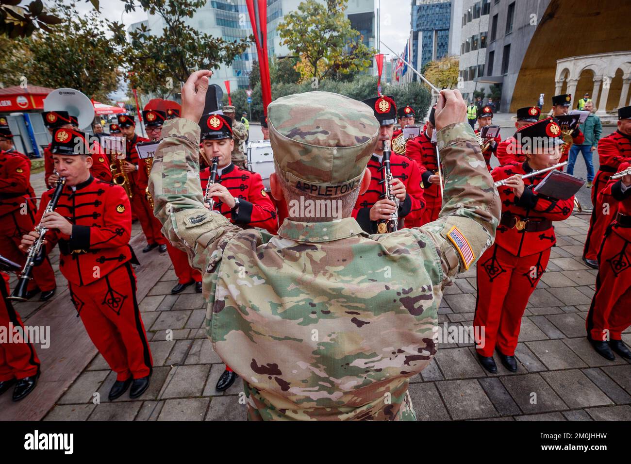 17 novembre 2022 - Tirana, Tirana, Albania - Stati Uniti 1 Zachery Appleton, 63rd Army Band New Jersey National Guard, dirige la Albanese Armed Forces Band, insieme ai membri della 63rd Army Band, durante una cerimonia per il 78th° giorno di Liberazione di Tirana a Tirana, in Albania, novembre. 17, 2022. I soldati e gli Airmen della Guardia Nazionale del New Jersey stanno anche lavorando con le controparti albanesi sulla cyber difesa, sulla formazione medica e sulla preparazione militare come parte del programma di partenariato di Stato del Dipartimento della Difesa. (Credit Image: © U.S. Esercito/ZUMA Press Wire Service/ZUMAPRESS.com) Foto Stock