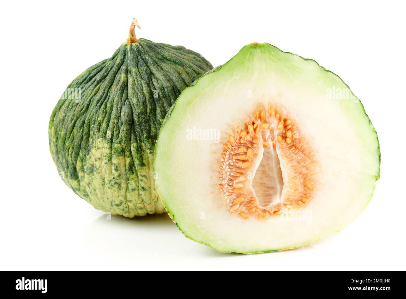 Melone verde tagliato a metà isolato su sfondo bianco Foto Stock