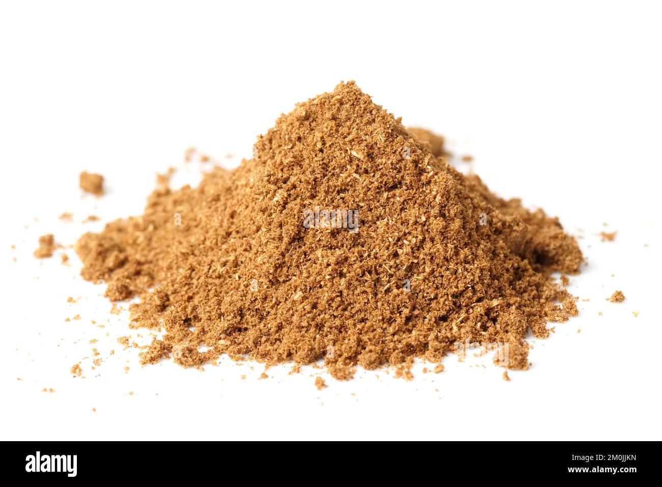 Garam masala, mix indiano di spezie, sparato su superficie bianca Foto Stock