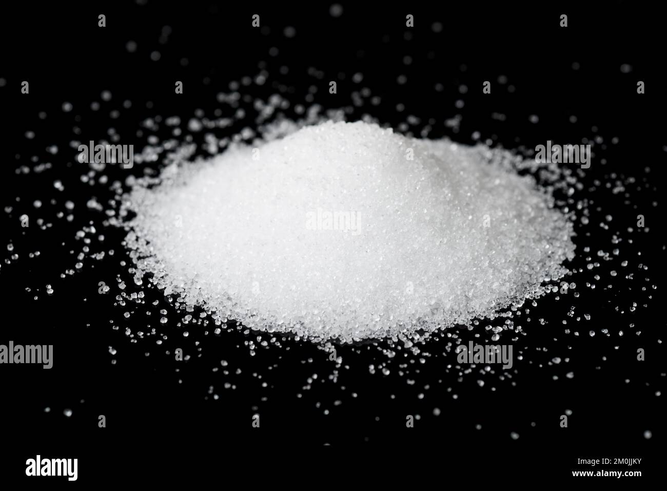 Qualità alimentare acido citrico E330 isolato su sfondo nero Foto Stock