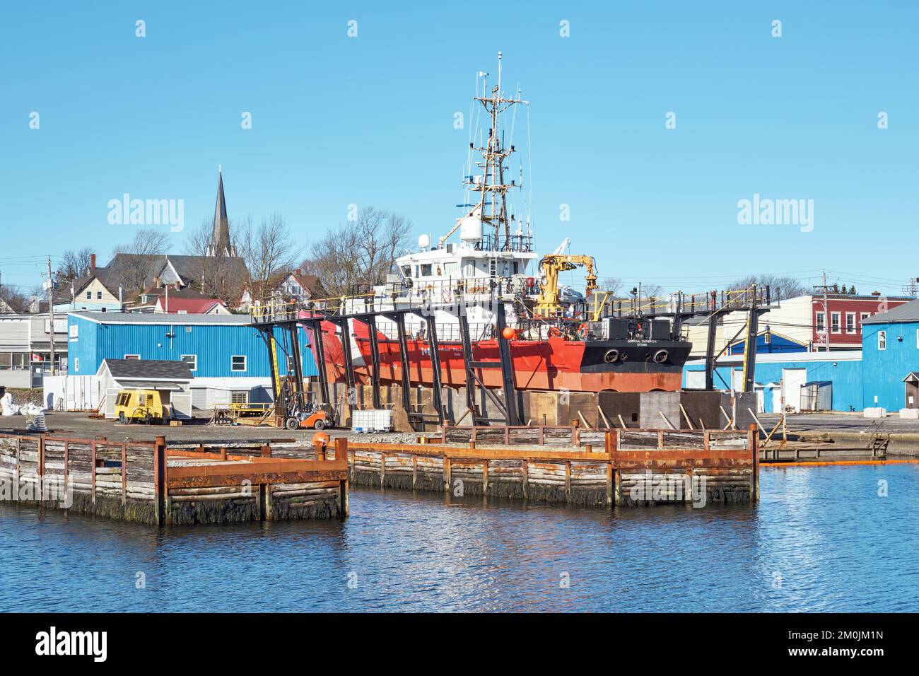 Canadian Coast Guard Ship Corporal Teather CV in drydock presso un cantiere navale nel Nord Sydney Nova Scotia per riparazioni. Il sistema operativo per imbarcazioni di classe Hero utilizzato da Foto Stock