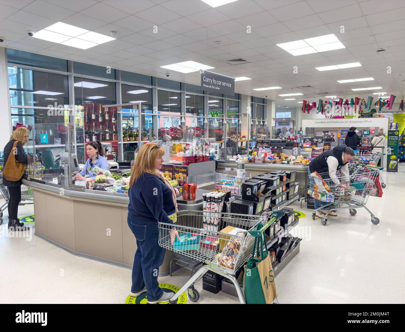 Banchi check-out in Waitrose Supermarket, High Street, Egham, Surrey, Inghilterra, Regno Unito Foto Stock