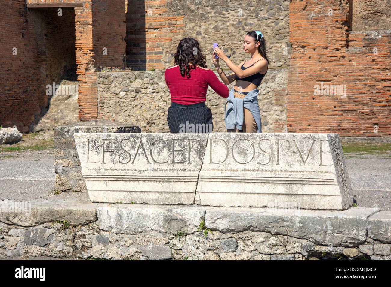 Giovani donne turisti al Forum, Antica Città di Pompei, Pompei, Città Metropolitana di Napoli, Regione Campania, Italia Foto Stock