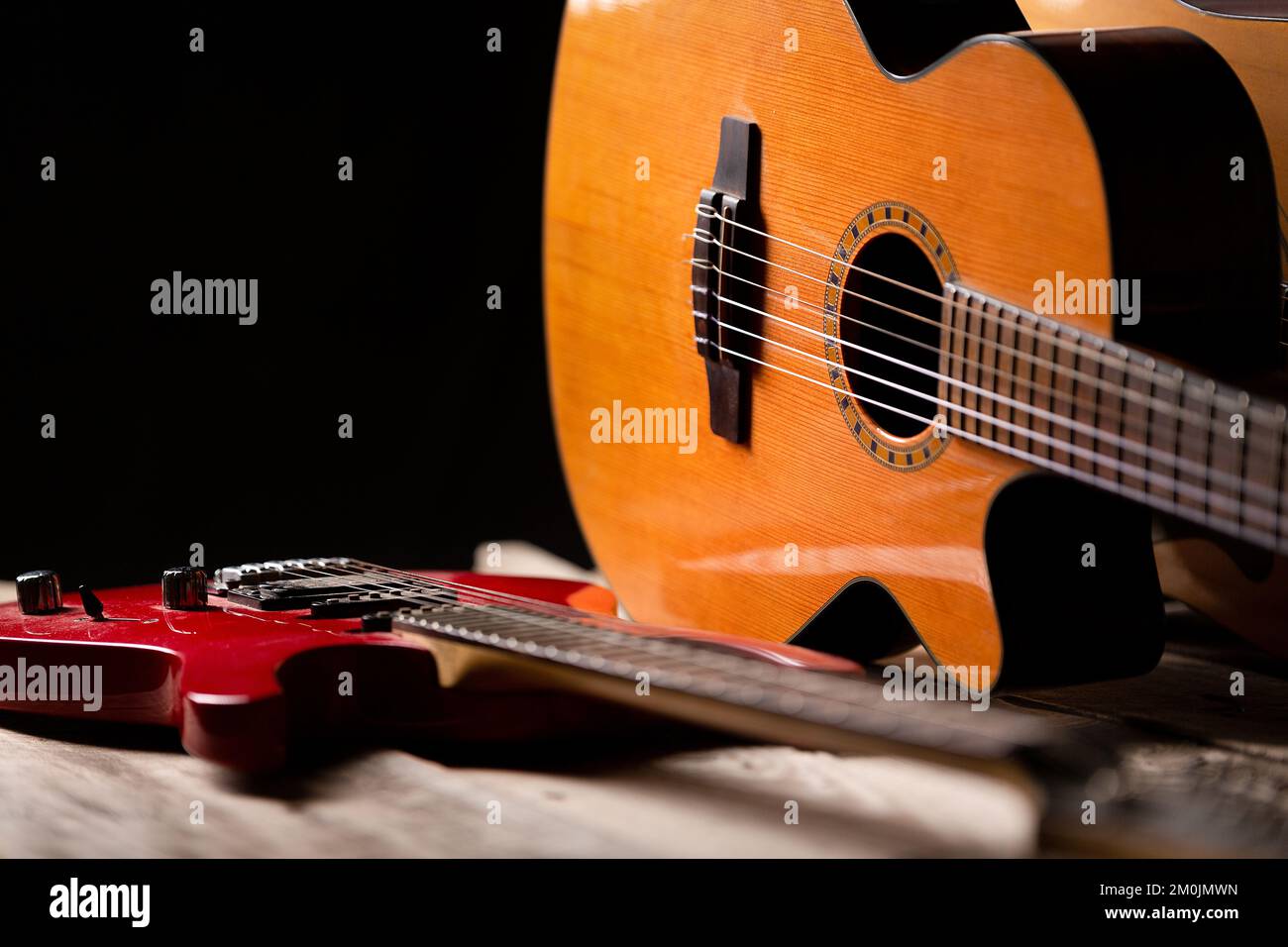 officina di manutenzione della chitarra e chitarre revisionate Foto Stock