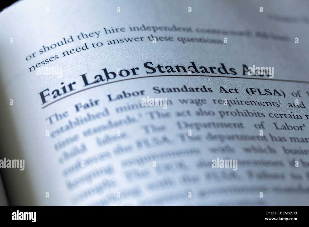 Una parte che fa riferimento al Fair Labor Standards Act, FLSA, scritto in un manuale legale di diritto commerciale Foto Stock