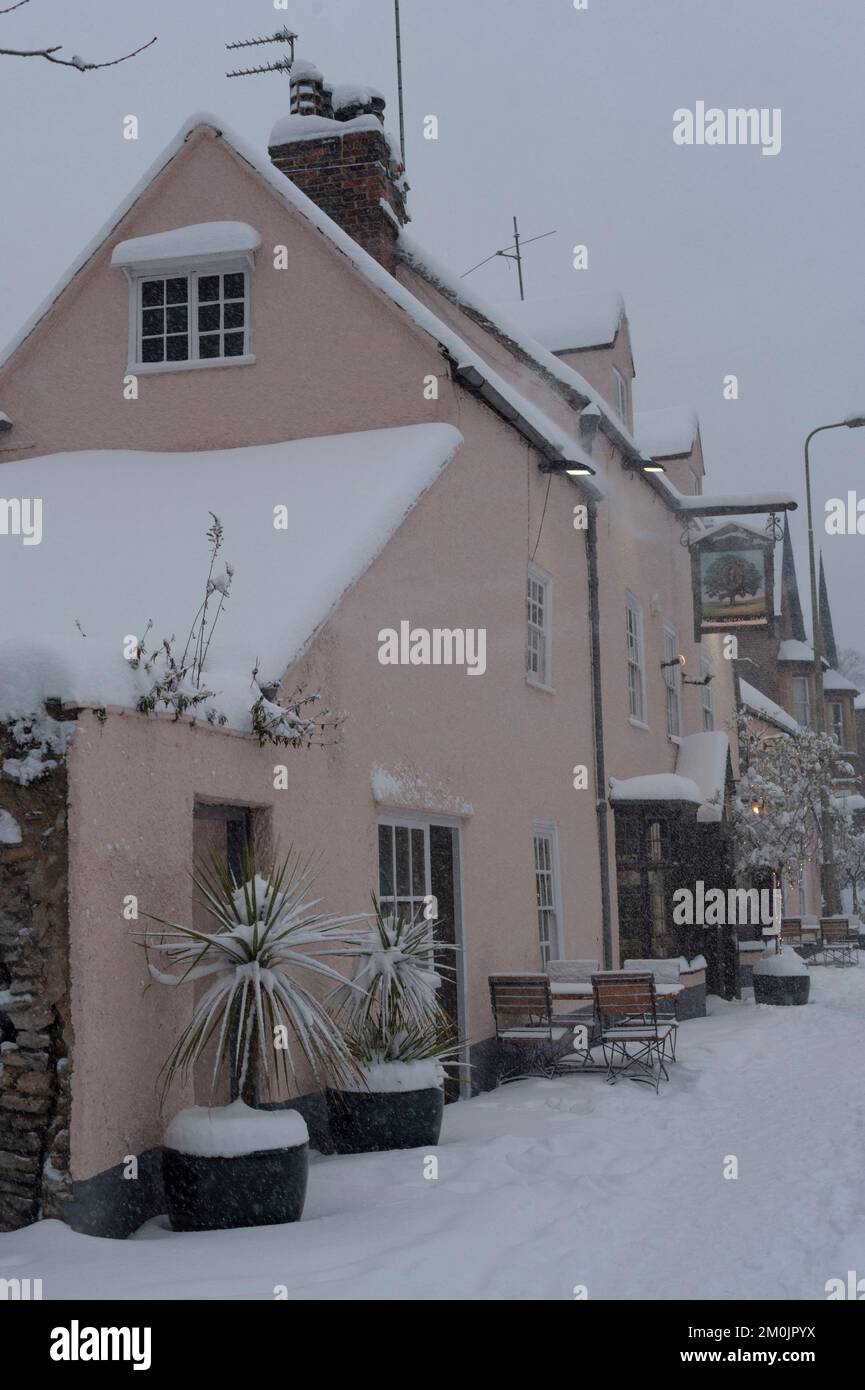Il Royal Oak Pub di Oxford in una serata invernale innevata. Foto Stock
