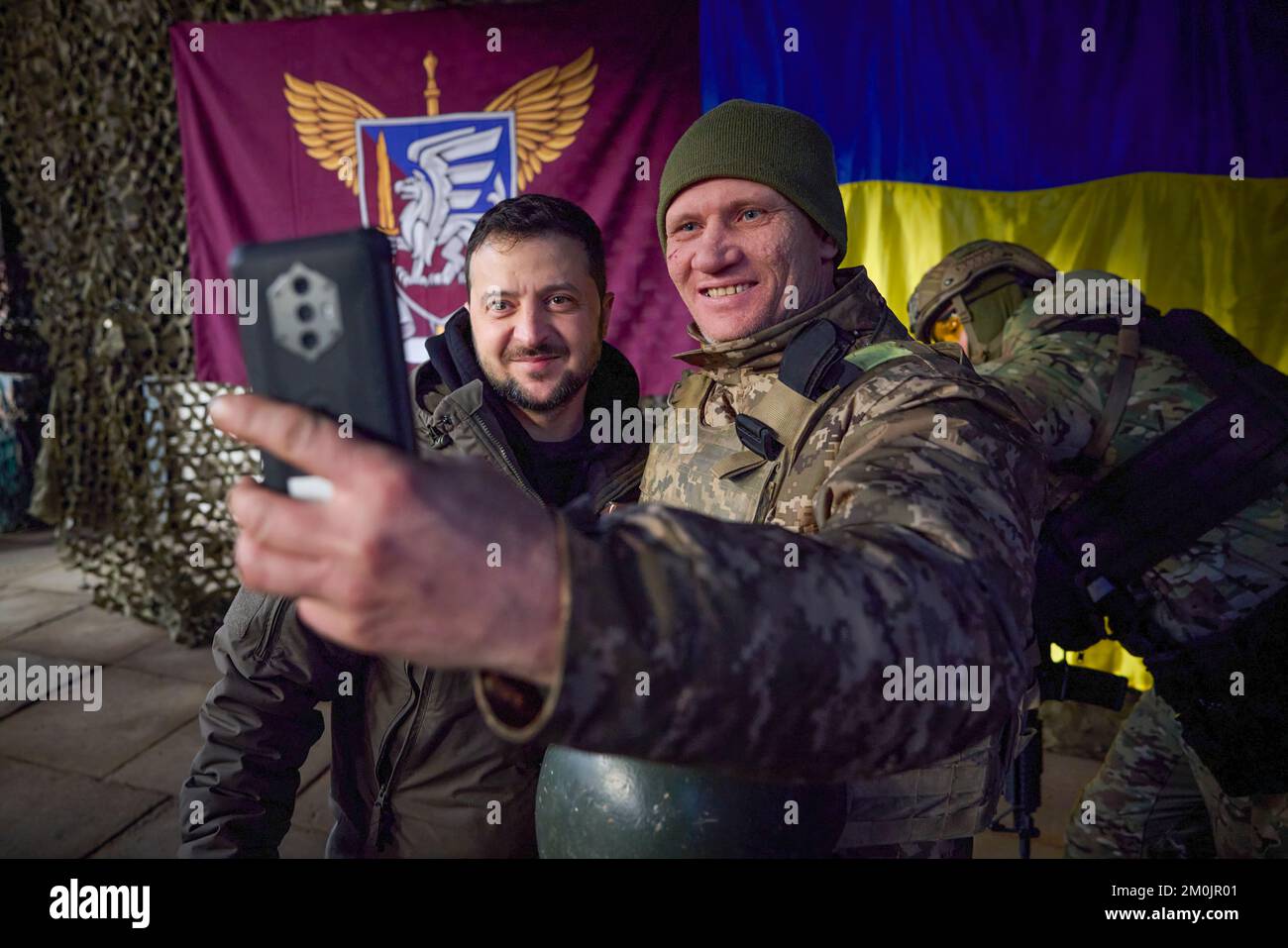 (Regioni di Donetsk e Kharkiv in Ucraina) il giorno delle forze armate ucraine, il presidente Volodymyr Zelensky ha incontrato i militari ucraini che hanno coraggiosamente e altruisticamente difeso la sovranità e l'integrità territoriale dell'Ucraina nella regione Kharkiv durante l'invasione su larga scala della Russia. "Oggi sono onorato di essere qui e di premiare il meglio del meglio. Anche se credo che abbiamo tutto il meglio sul fronte", ha affermato il Capo dello Stato. Volodymyr Zelenskyy si è congratulato con i partecipanti alla Giornata delle forze armate ucraine. Foto Stock