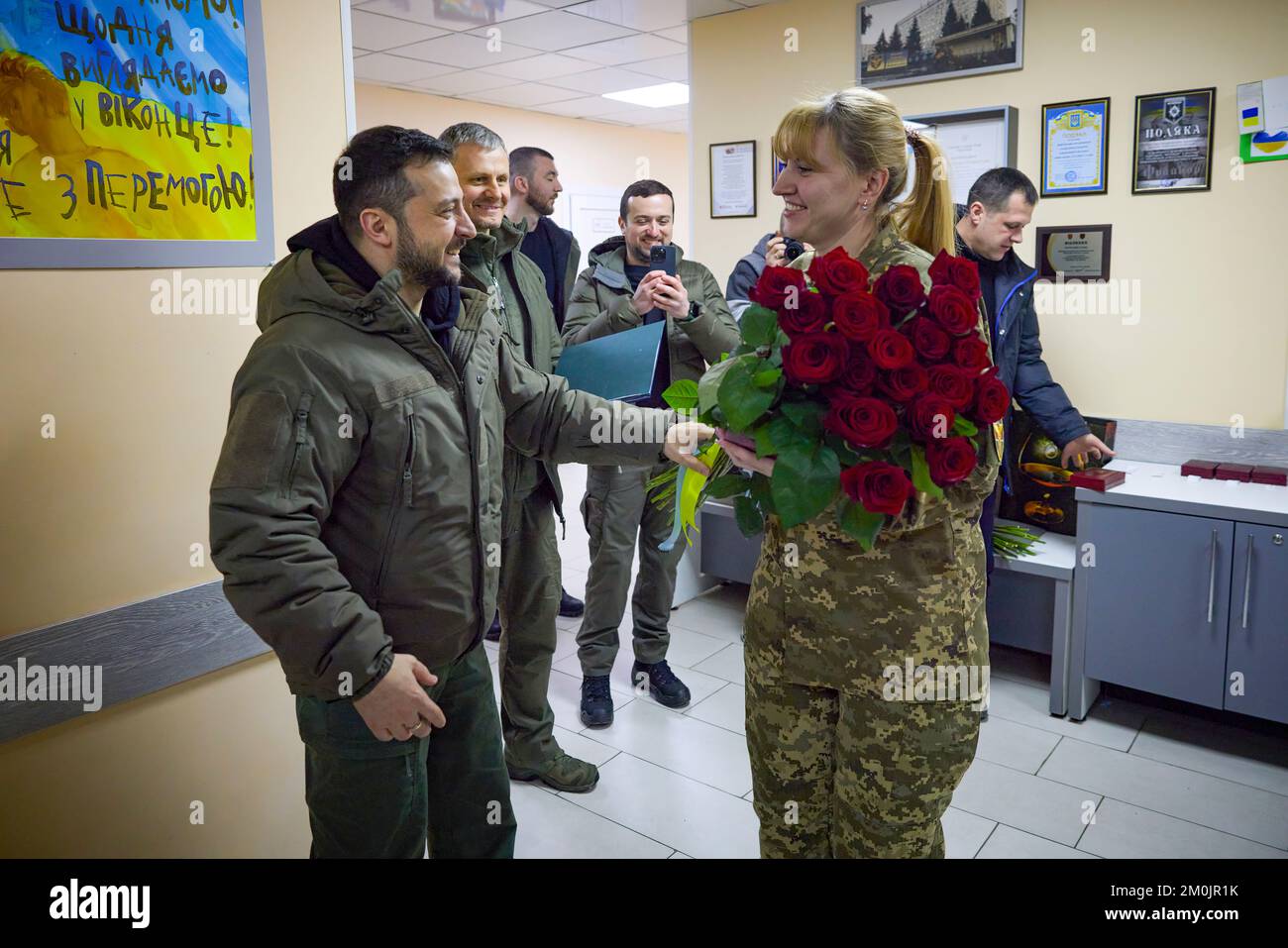 (Regioni di Donetsk e Kharkiv in Ucraina) durante un viaggio di lavoro nella regione di Kharkiv il giorno delle forze armate ucraine, il presidente Volodymyr Zelenskyy ha visitato una struttura medica in cui vengono curati i militari feriti. All'ospedale, ha incontrato i medici di combattimento, si è congratulato con loro il giorno delle forze armate dell'Ucraina e ha consegnato premi di stato. Foto Stock