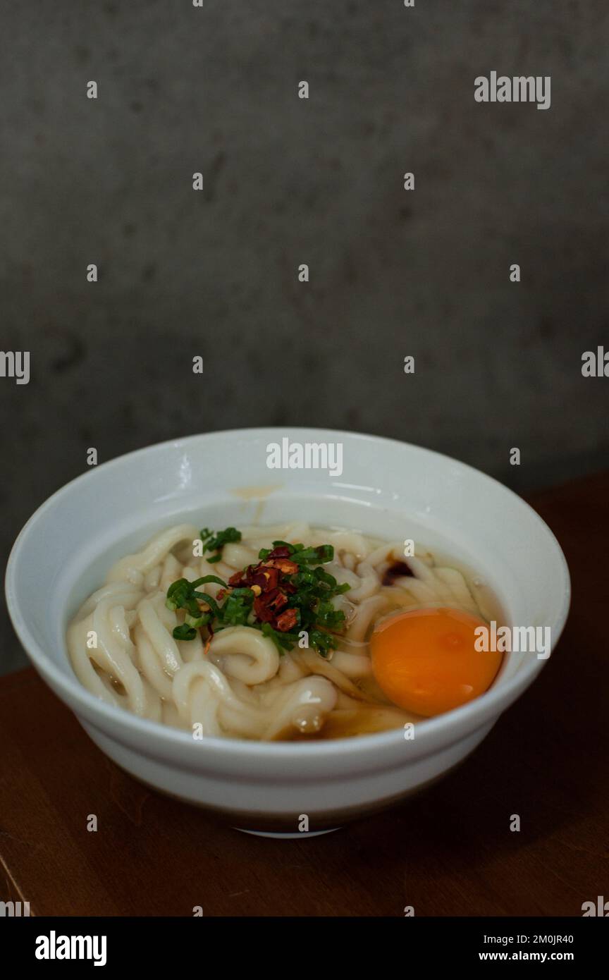 Mishima udon sono squisiti nella loro semplicità. Servito caldo o freddo, con solo salsa di soia, cipolla verde, un pizzico di peperoncino e uova fresche al cliente Foto Stock