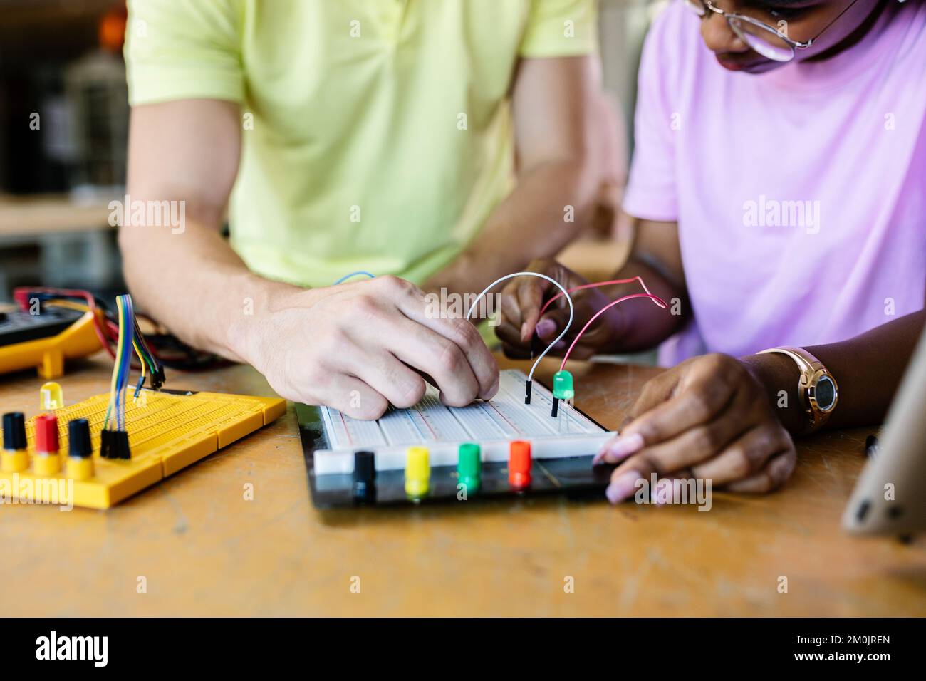 Giovani studenti multietnici che imparano insieme durante una lezione di elettronica Foto Stock